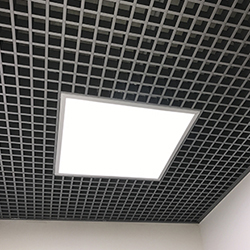 Панельный светильник в потолке армстронг